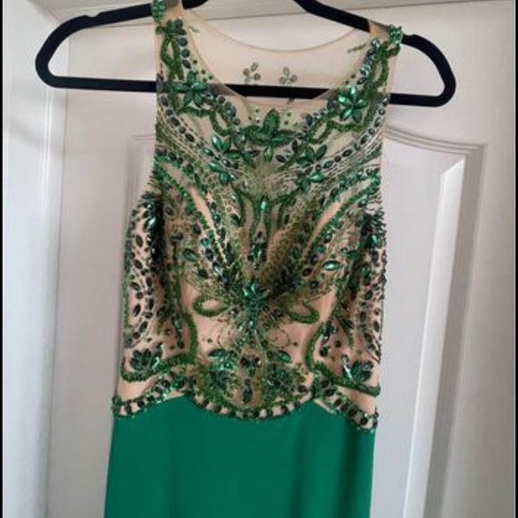 Green gown - Picture 2 of 4